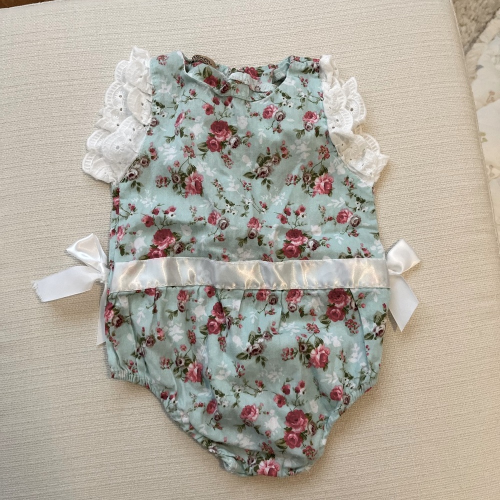 Floral baby romper with lace and bow details